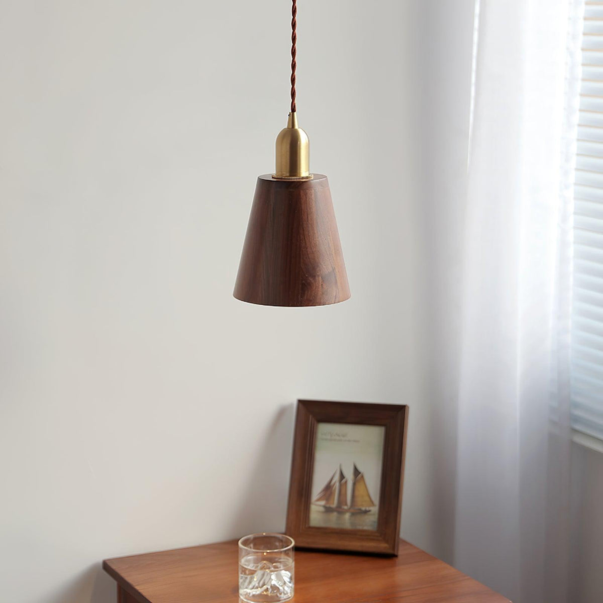 Sylinenne Pendelleuchte aus Walnuss und Messing modern für Wohnbereich