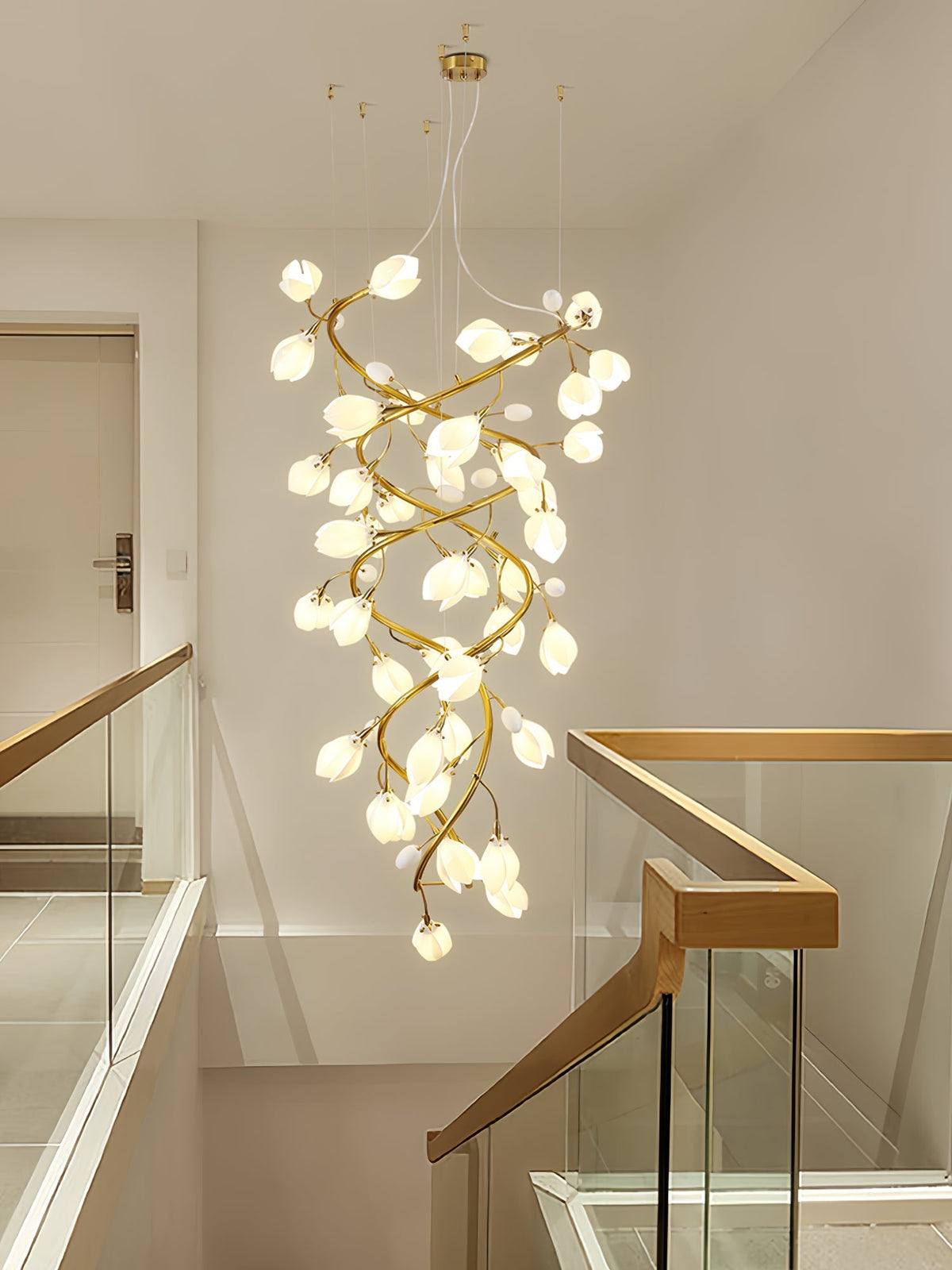 Evene Spiral-Kronleuchter aus Keramik in Messing