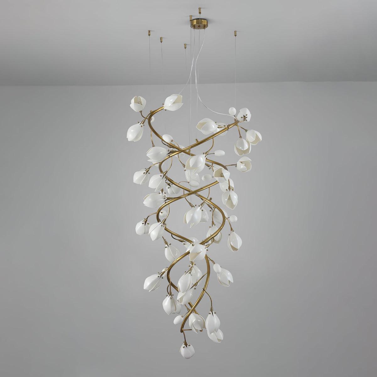 Evene Spiral-Kronleuchter aus Keramik in Messing