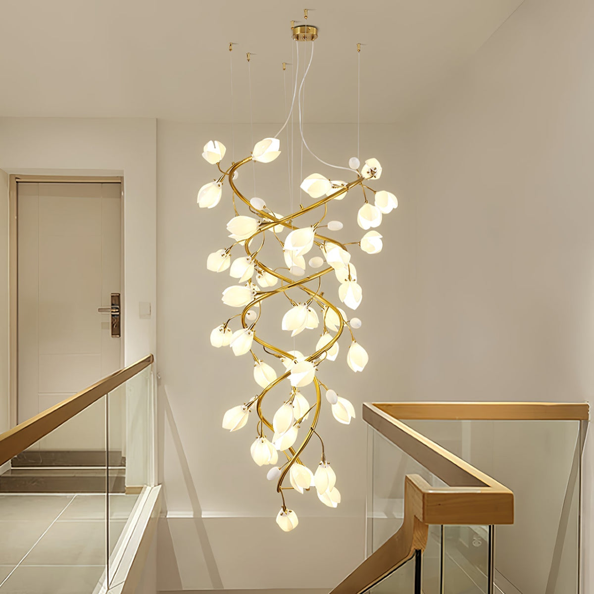 Evene Spiral-Kronleuchter aus Keramik in Messing