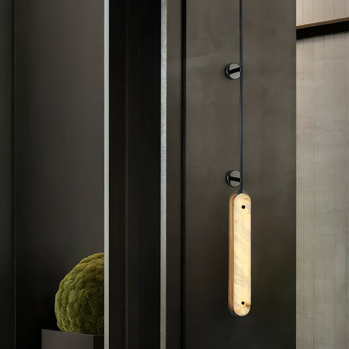 Ilaeir vertikale Pendelleuchte aus Alabaster in Kieselsteinform