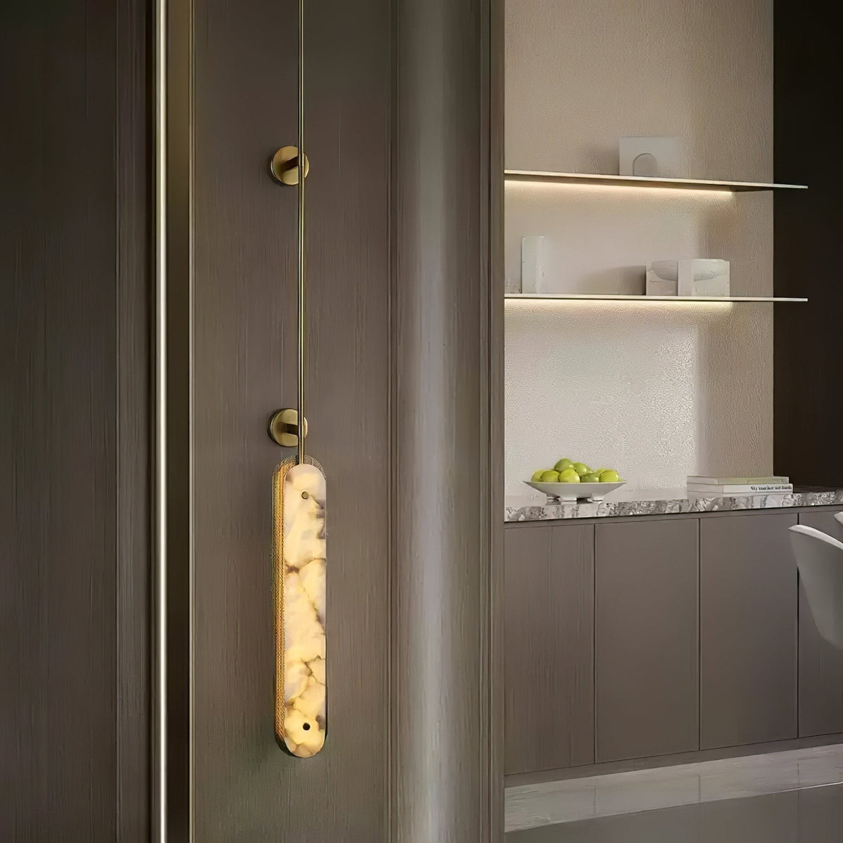 Ilaeir vertikale Pendelleuchte aus Alabaster in Kieselsteinform