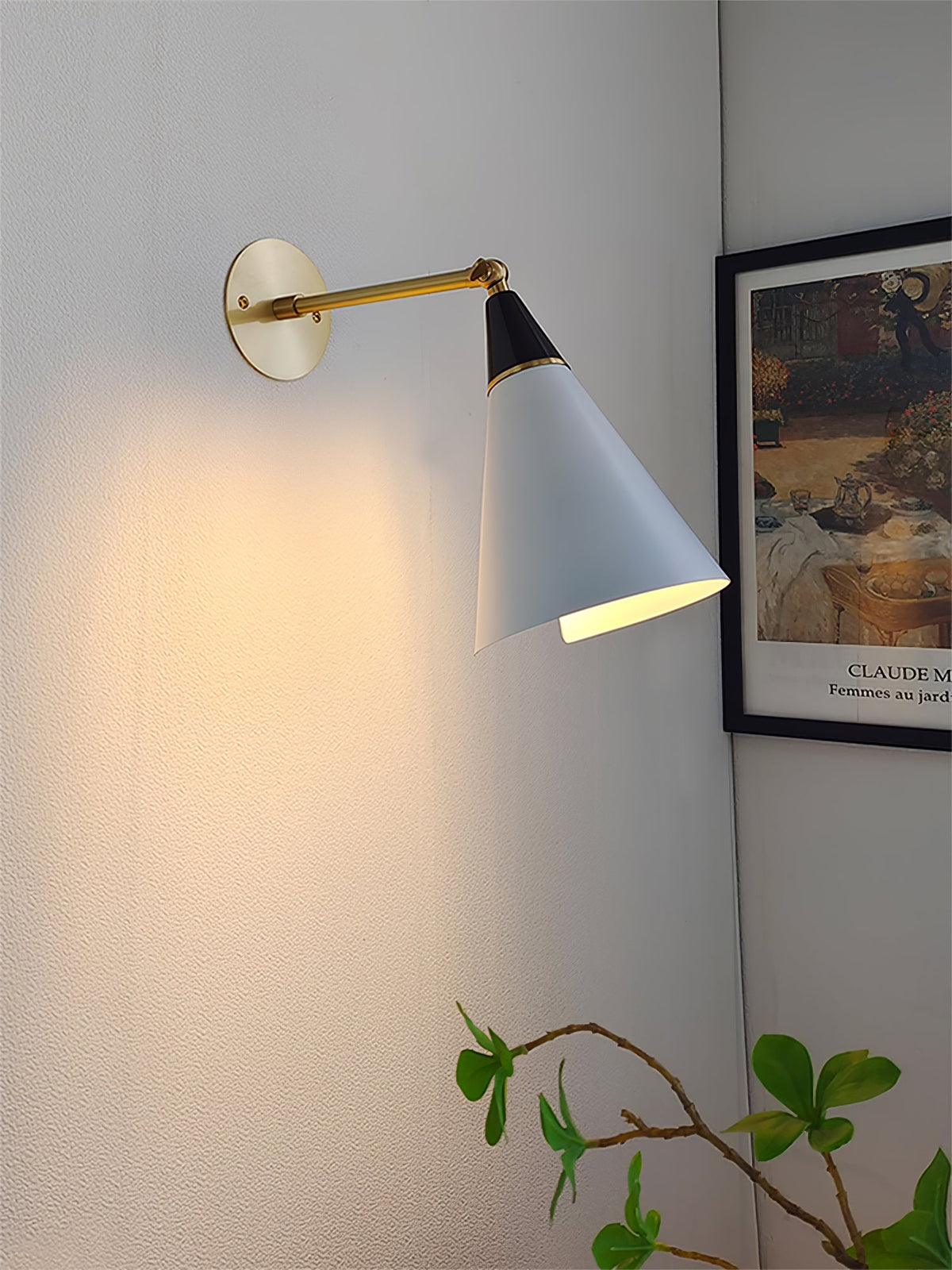 Orieiella zeitgenössische minimalistische Wandleuchte aus Messing