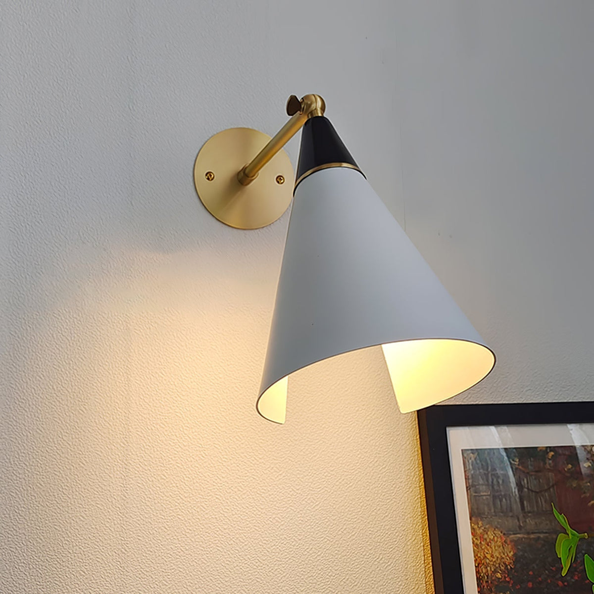 Orieiella zeitgenössische minimalistische Wandleuchte aus Messing