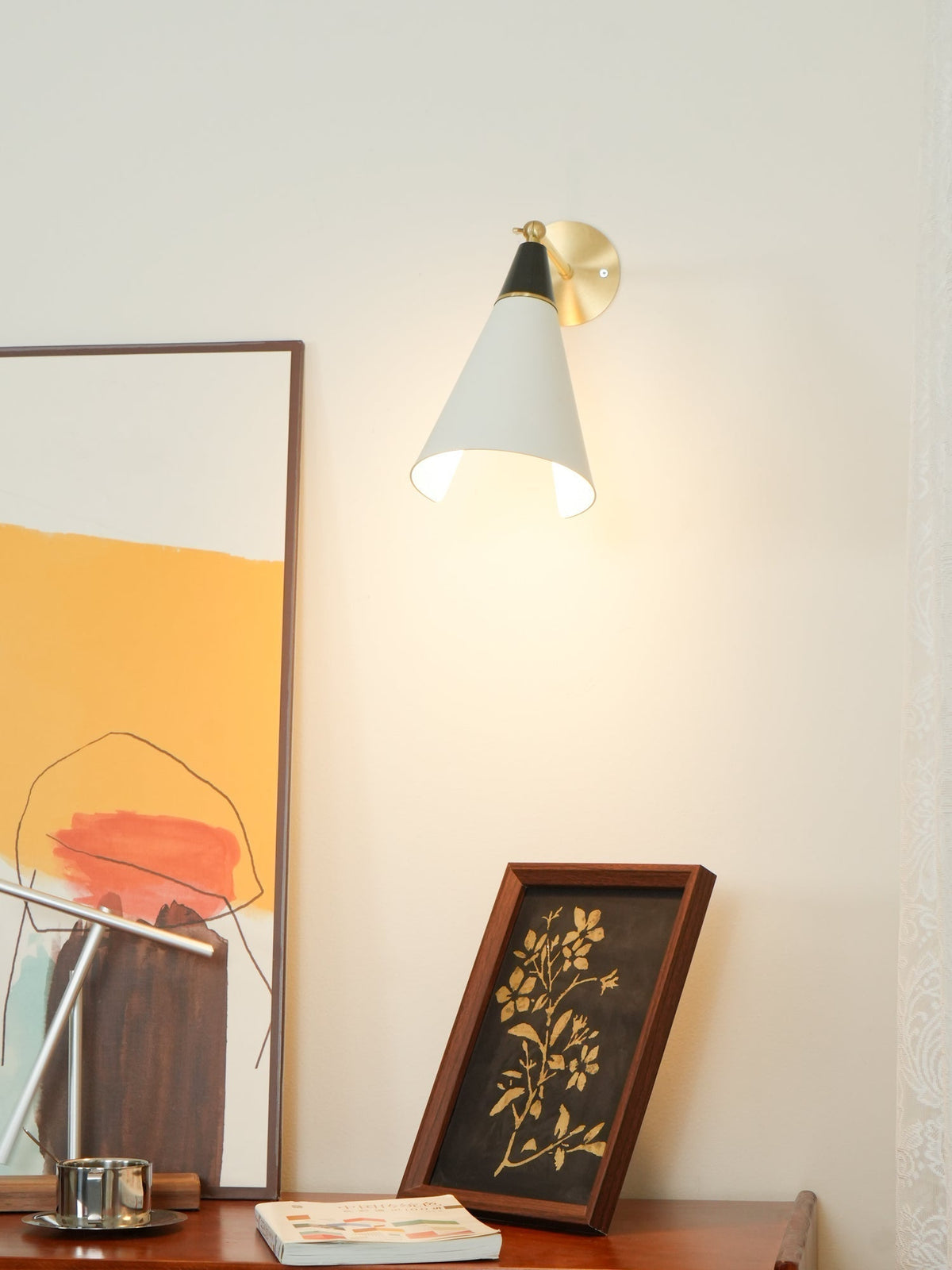 Orieiella zeitgenössische minimalistische Wandleuchte aus Messing