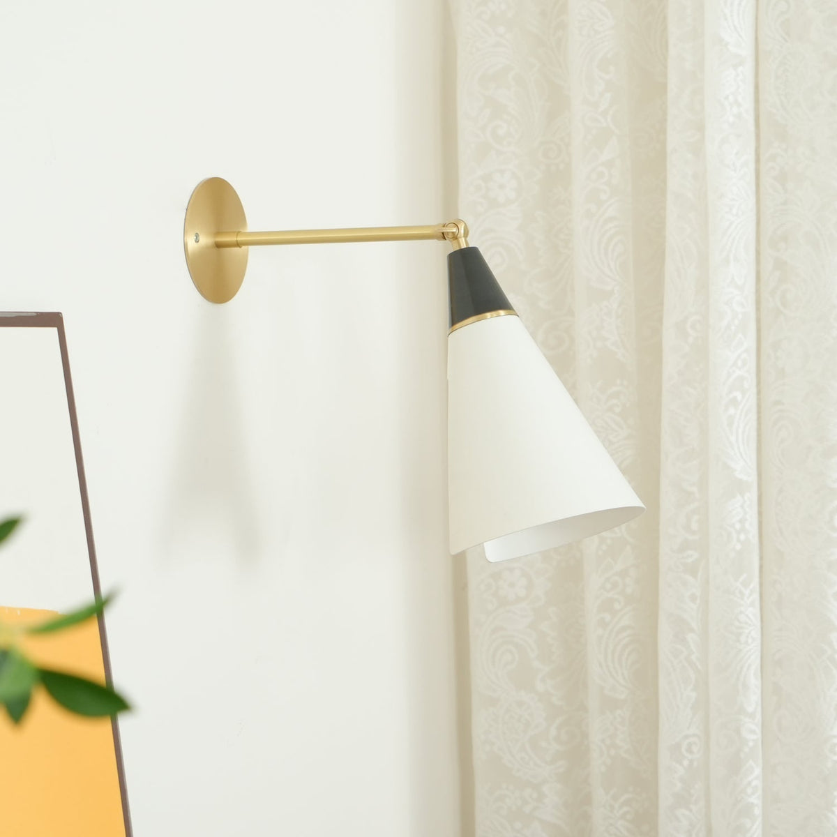 Orieiella zeitgenössische minimalistische Wandleuchte aus Messing