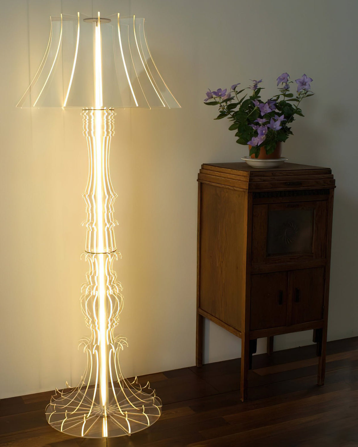 Elmariel skulpturale Acryl-Tischlampe