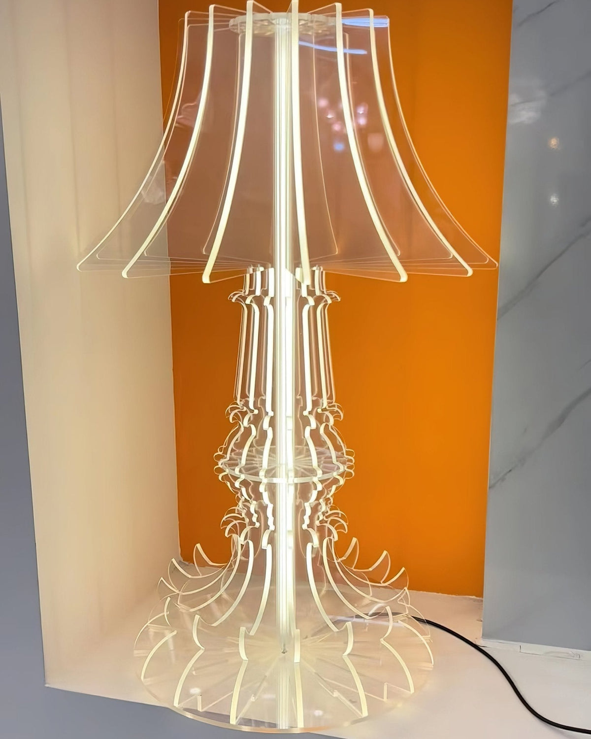 Elmariel skulpturale Acryl-Tischlampe