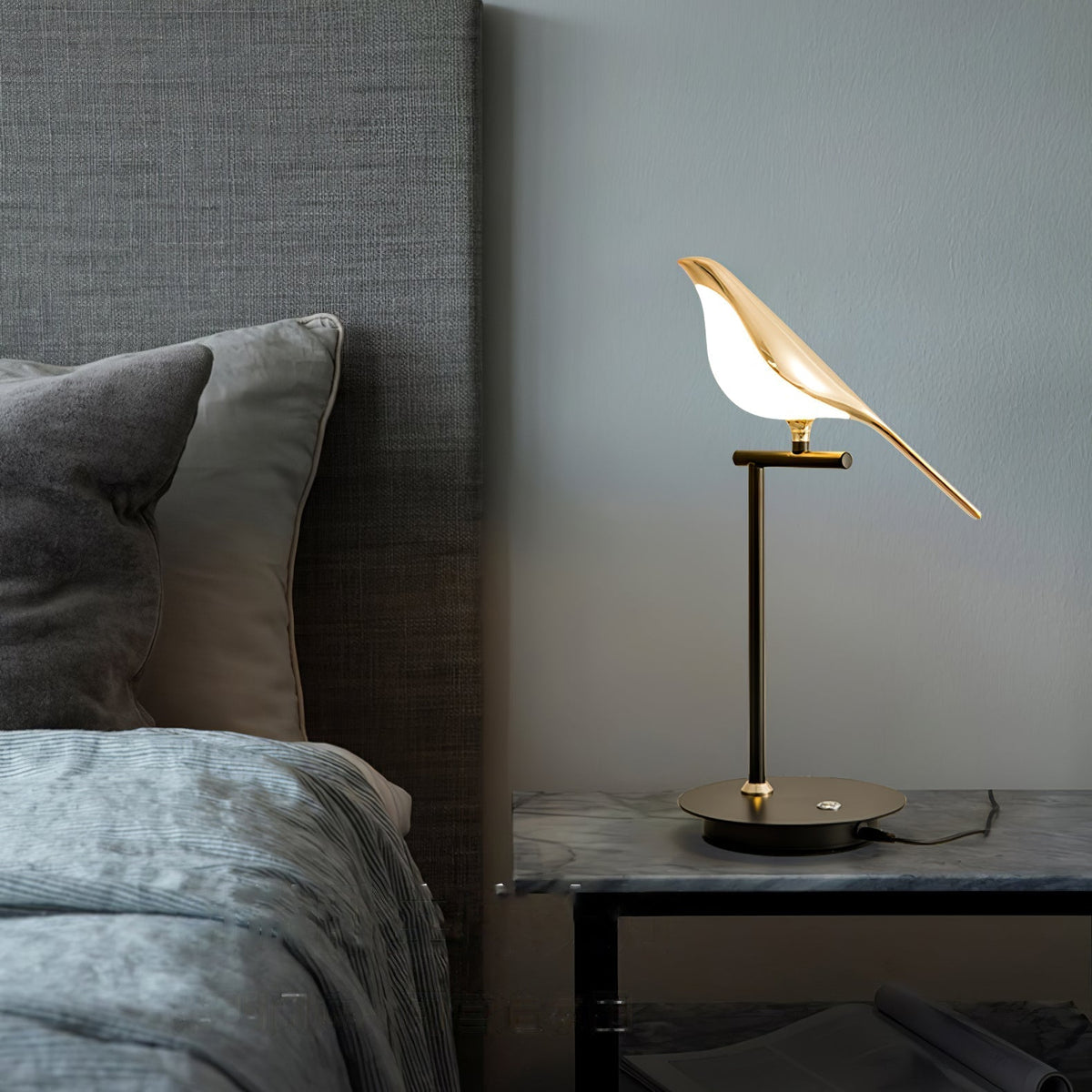 Velare Acryl-Tischlampe mit verspieltem Lampenschirm
