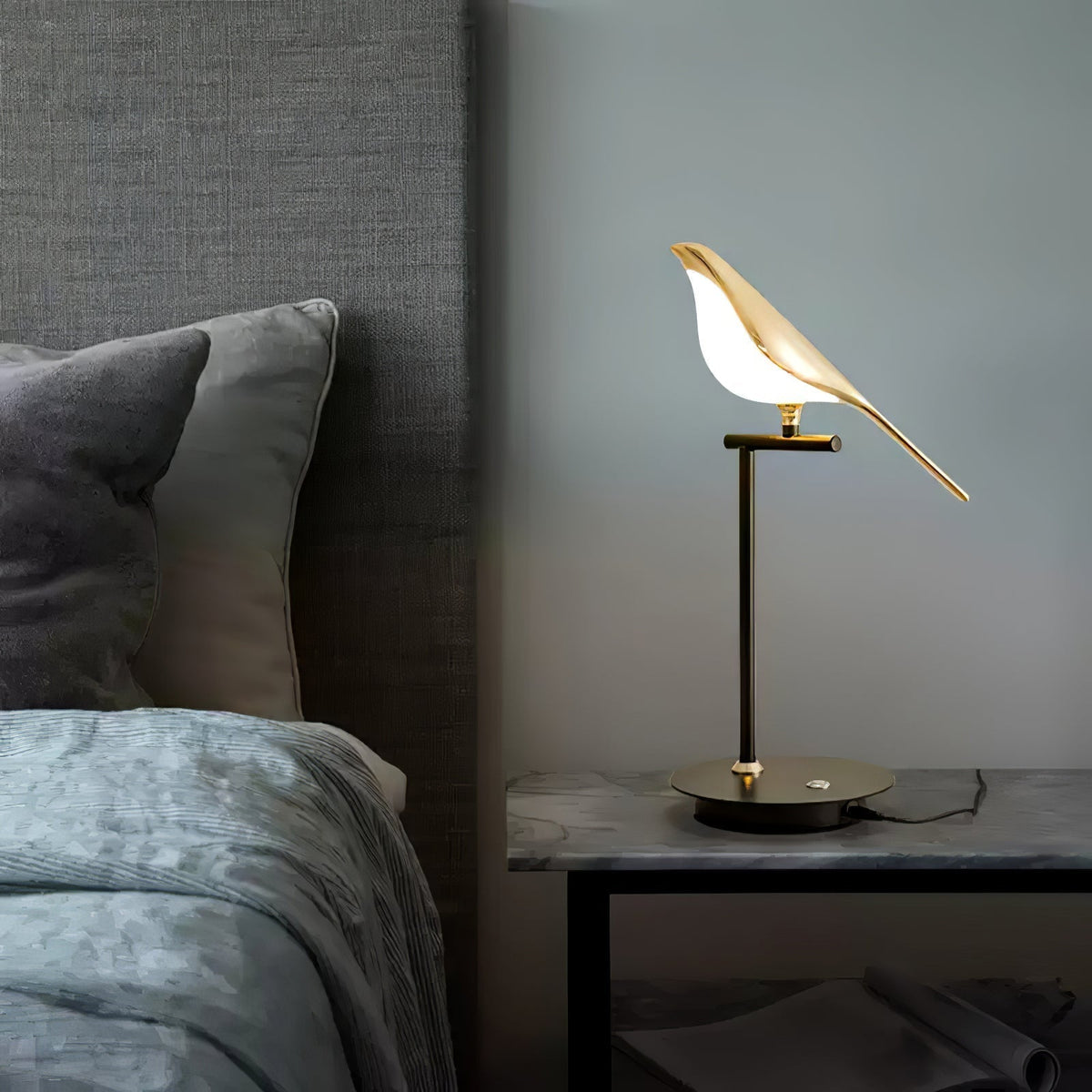 Velare Acryl-Tischlampe mit verspieltem Lampenschirm