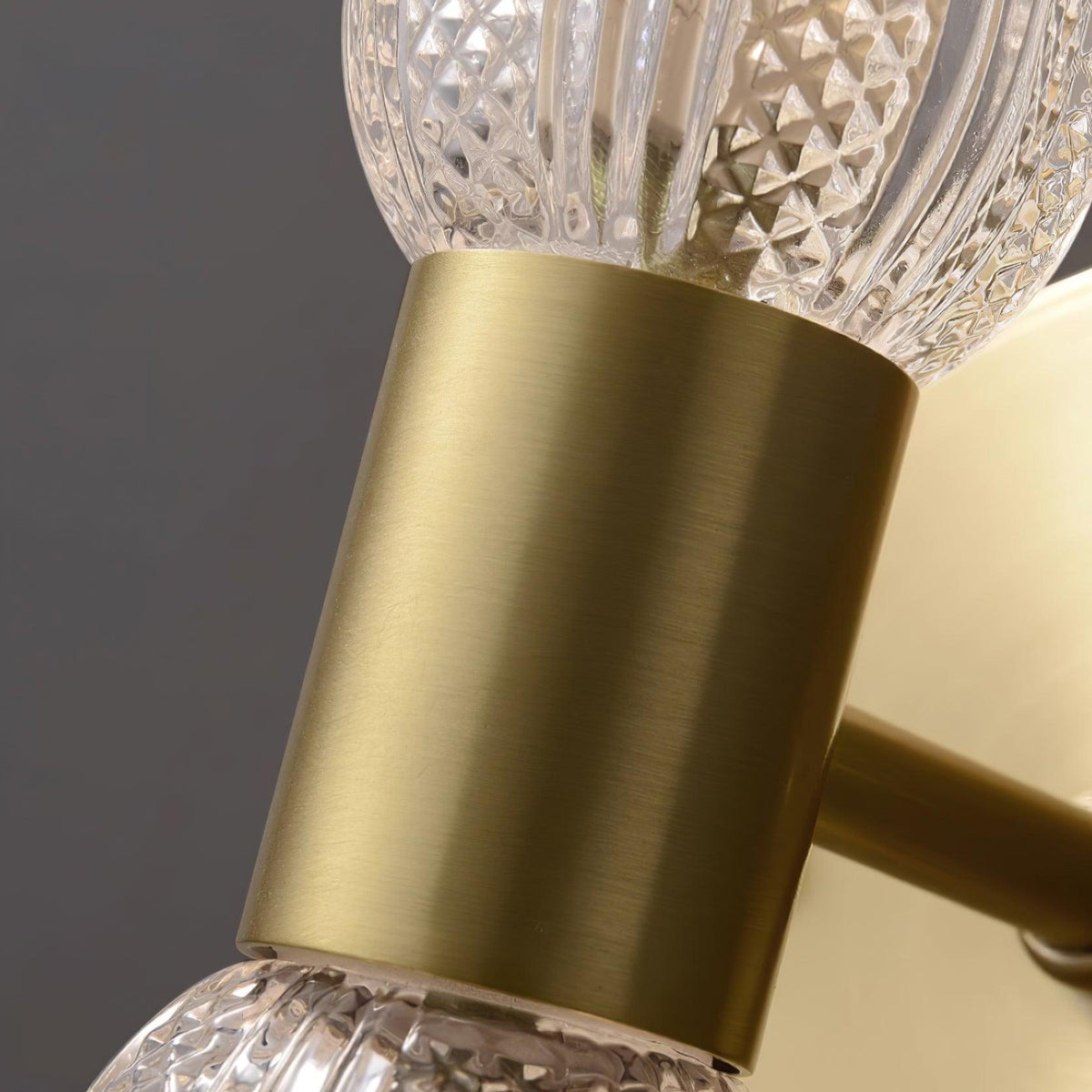 Eira Wandleuchte aus Messing mit zwei Lampenschirmen aus strukturiertem Glas