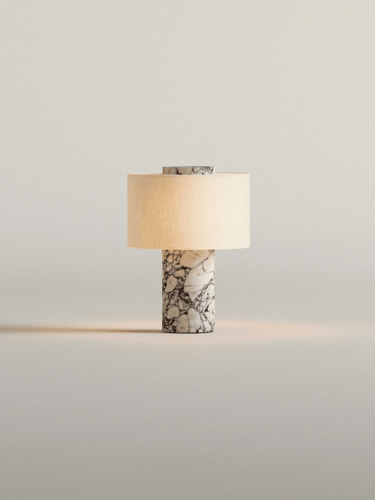Kalvy zylindrische Travertin-Tischleuchte aus Marmor