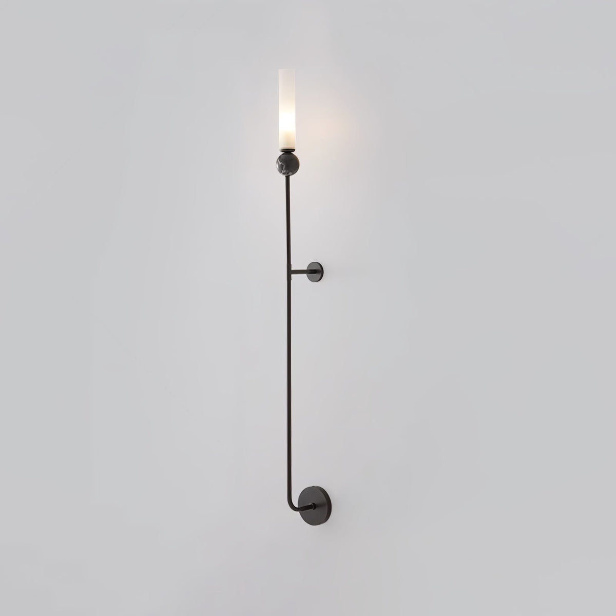 Dulane zeitgenössische minimalistische vertikale Wandleuchte aus Marmor