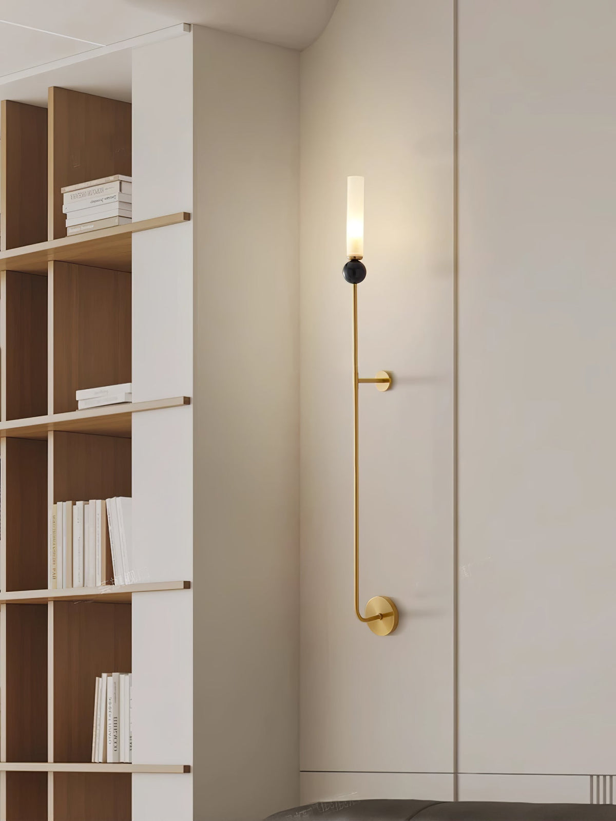 Dulane zeitgenössische minimalistische vertikale Wandleuchte aus Marmor