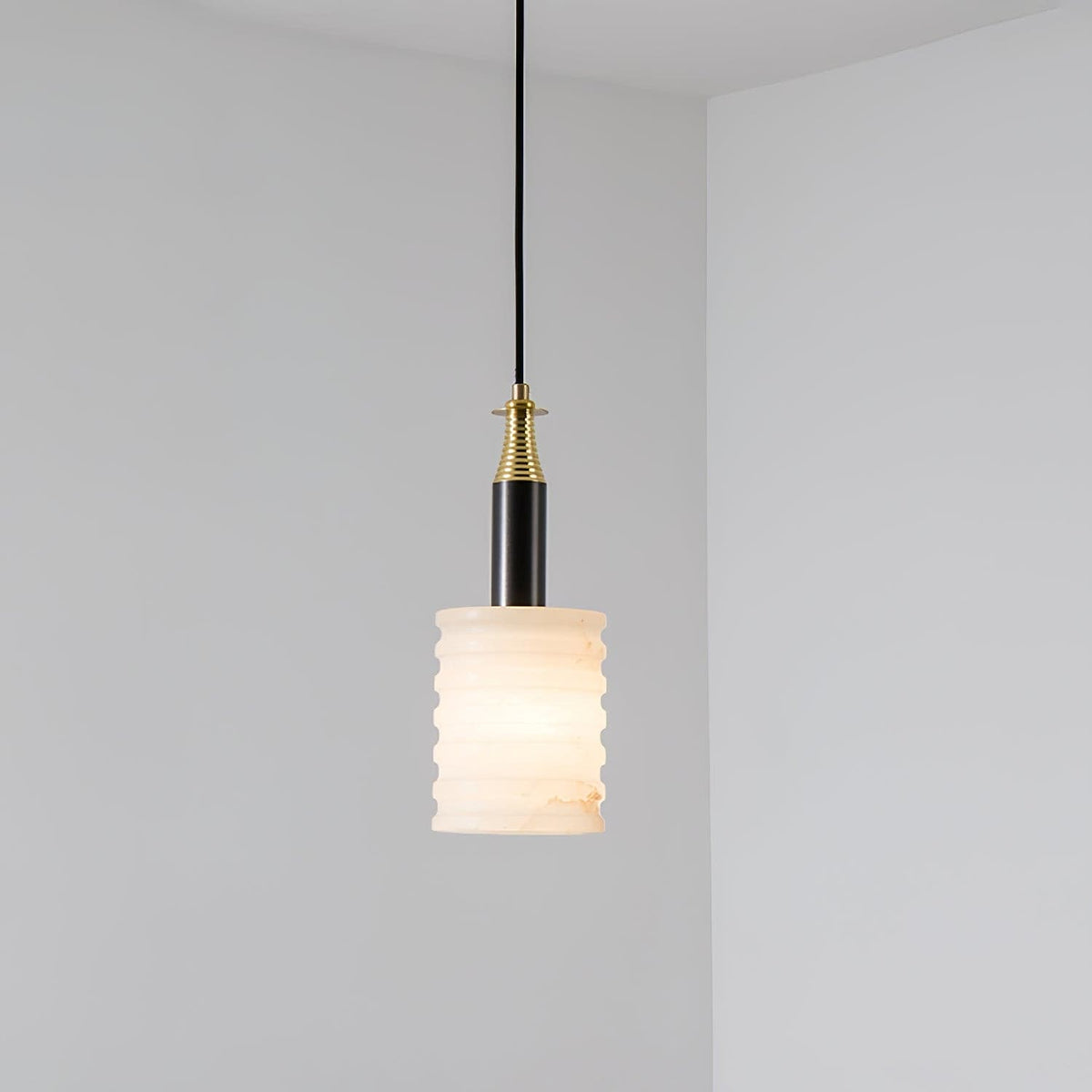 Alabaster-Pendelleuchte mit geripptem Zylinder