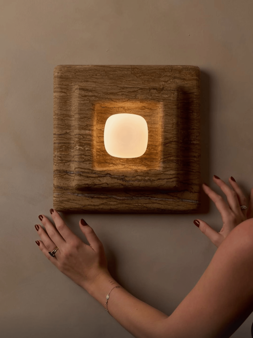 Ziv Wandleuchte aus Marmor in quadratischer Form mit mehreren Schichten