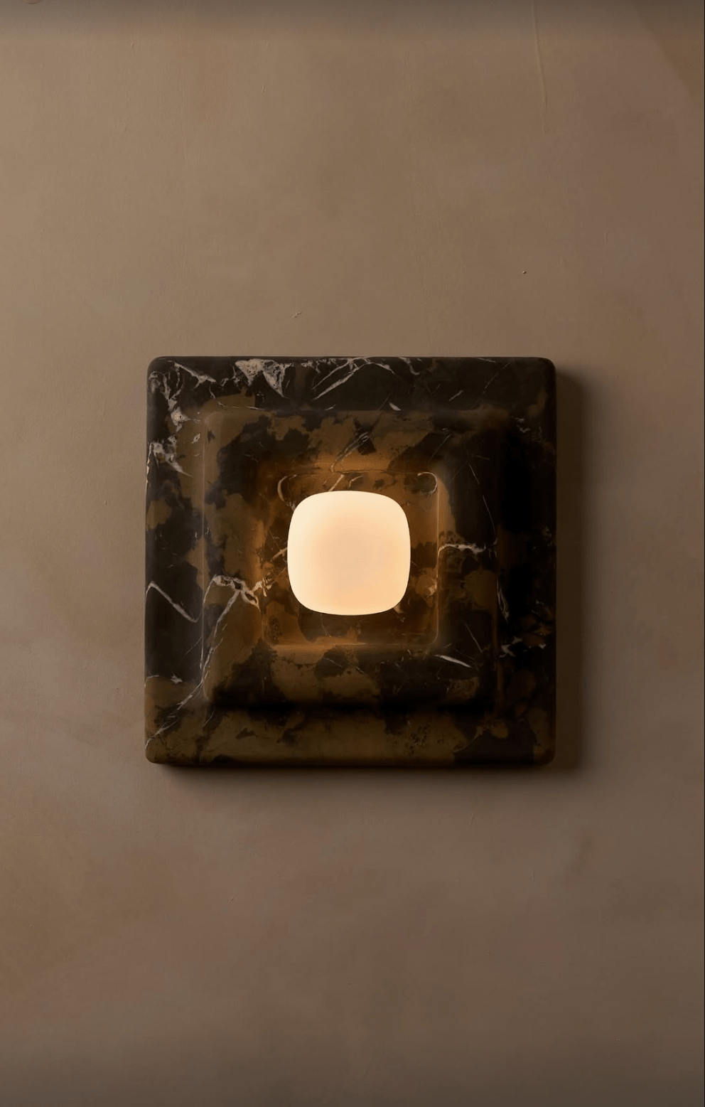 Ziv Wandleuchte aus Marmor in quadratischer Form mit mehreren Schichten