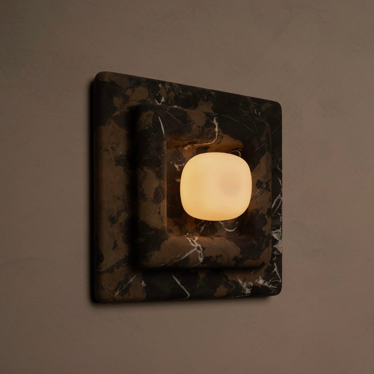 Ziv Wandleuchte aus Marmor in quadratischer Form mit mehreren Schichten