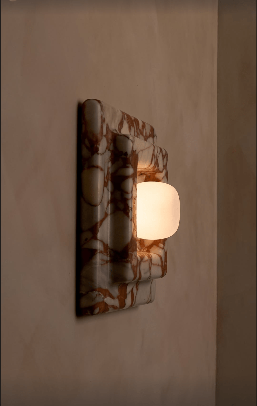 Ziv Wandleuchte aus Marmor in quadratischer Form mit mehreren Schichten