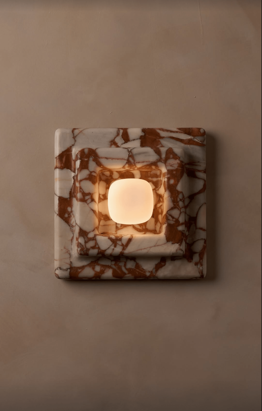 Ziv Wandleuchte aus Marmor in quadratischer Form mit mehreren Schichten