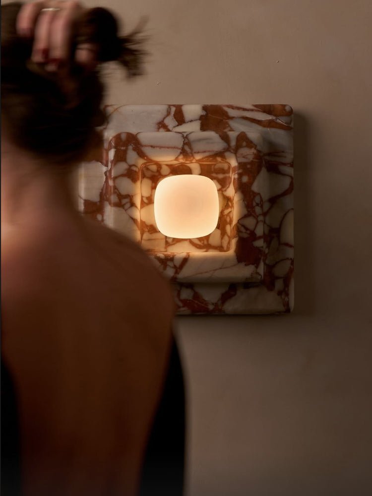 Ziv Wandleuchte aus Marmor in quadratischer Form mit mehreren Schichten