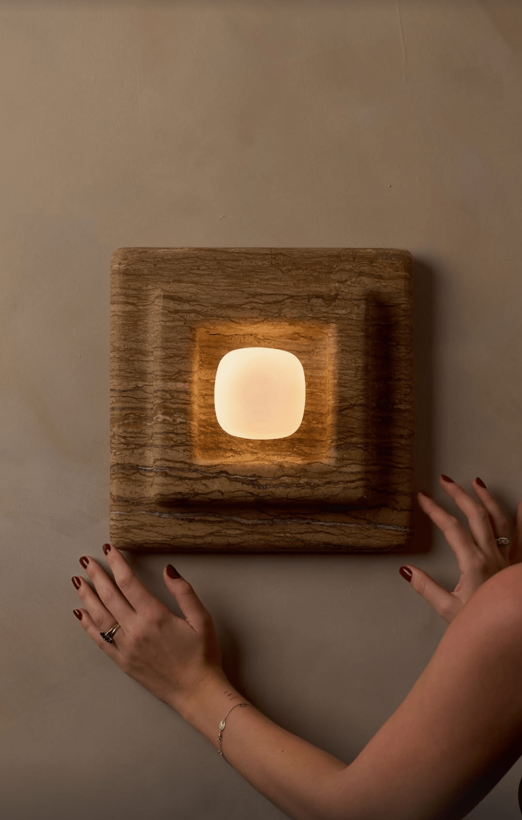 Ziv Wandleuchte aus Marmor in quadratischer Form mit mehreren Schichten