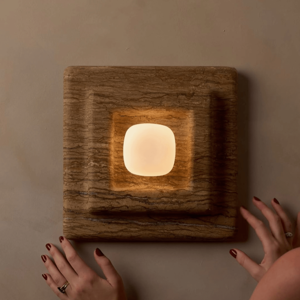 Ziv Wandleuchte aus Marmor in quadratischer Form mit mehreren Schichten