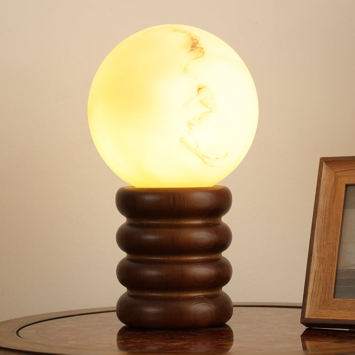 Novar zeitgenössische Tischleuchte aus Holz