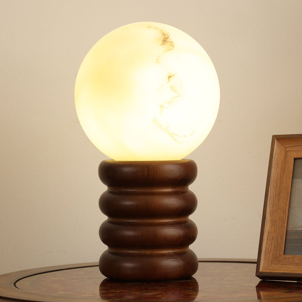 Novar zeitgenössische Tischleuchte aus Holz