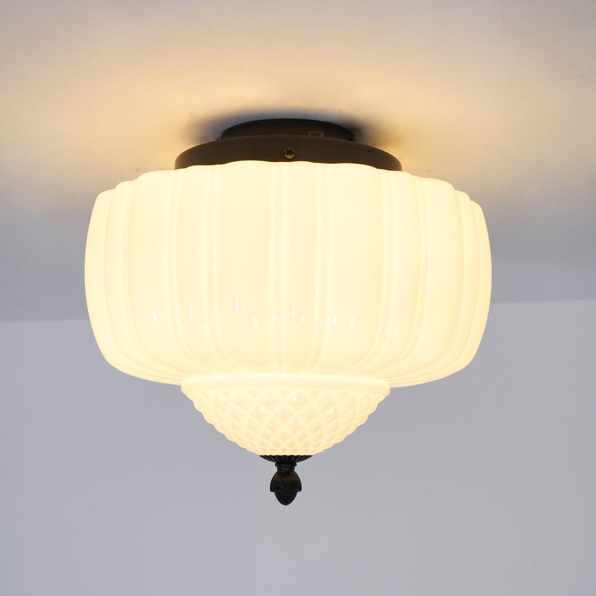 Aveny Deckenleuchte aus Opalglas mit geriffeltem Kuppelschirm im Vintage-Stil