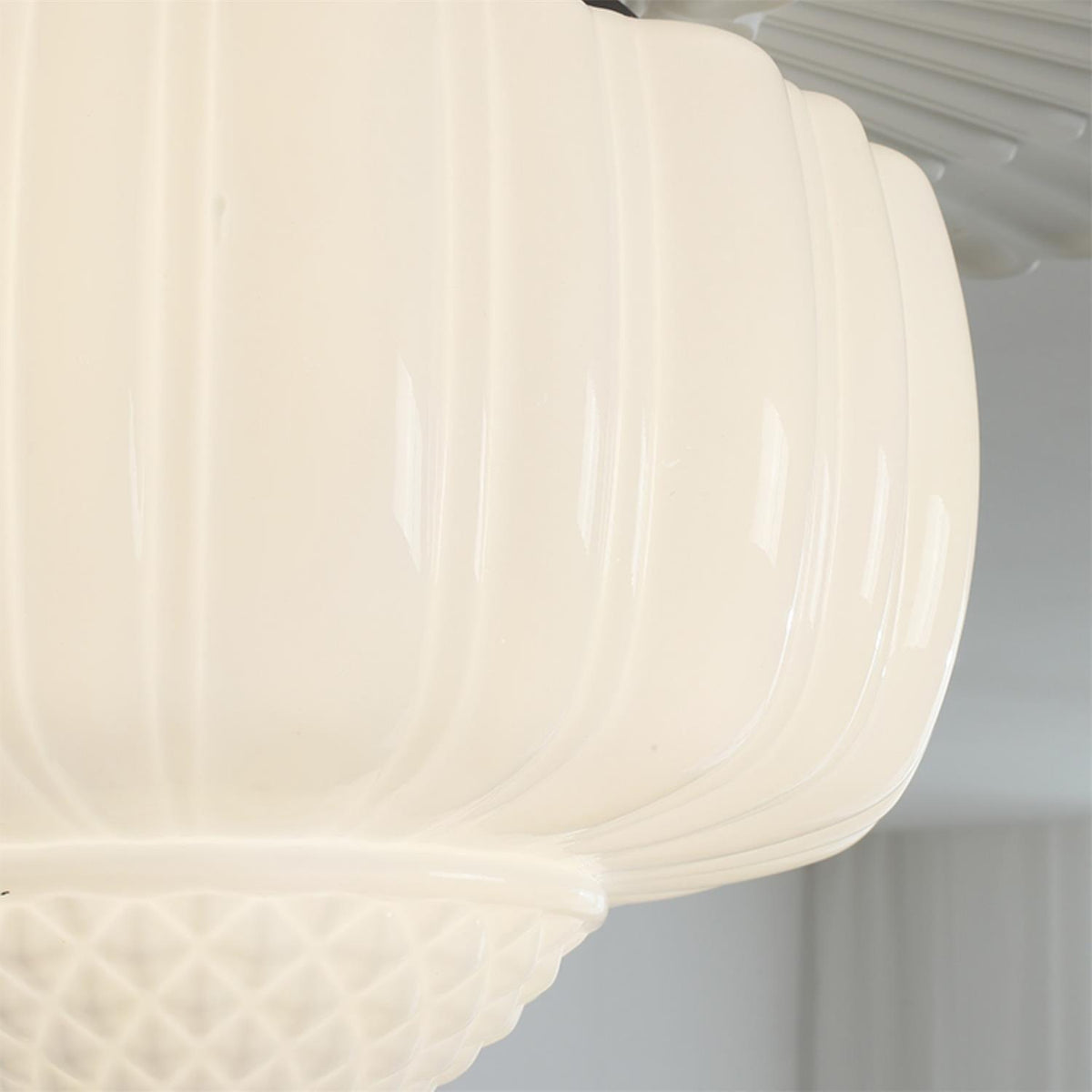 Aveny Deckenleuchte aus Opalglas mit geriffeltem Kuppelschirm im Vintage-Stil