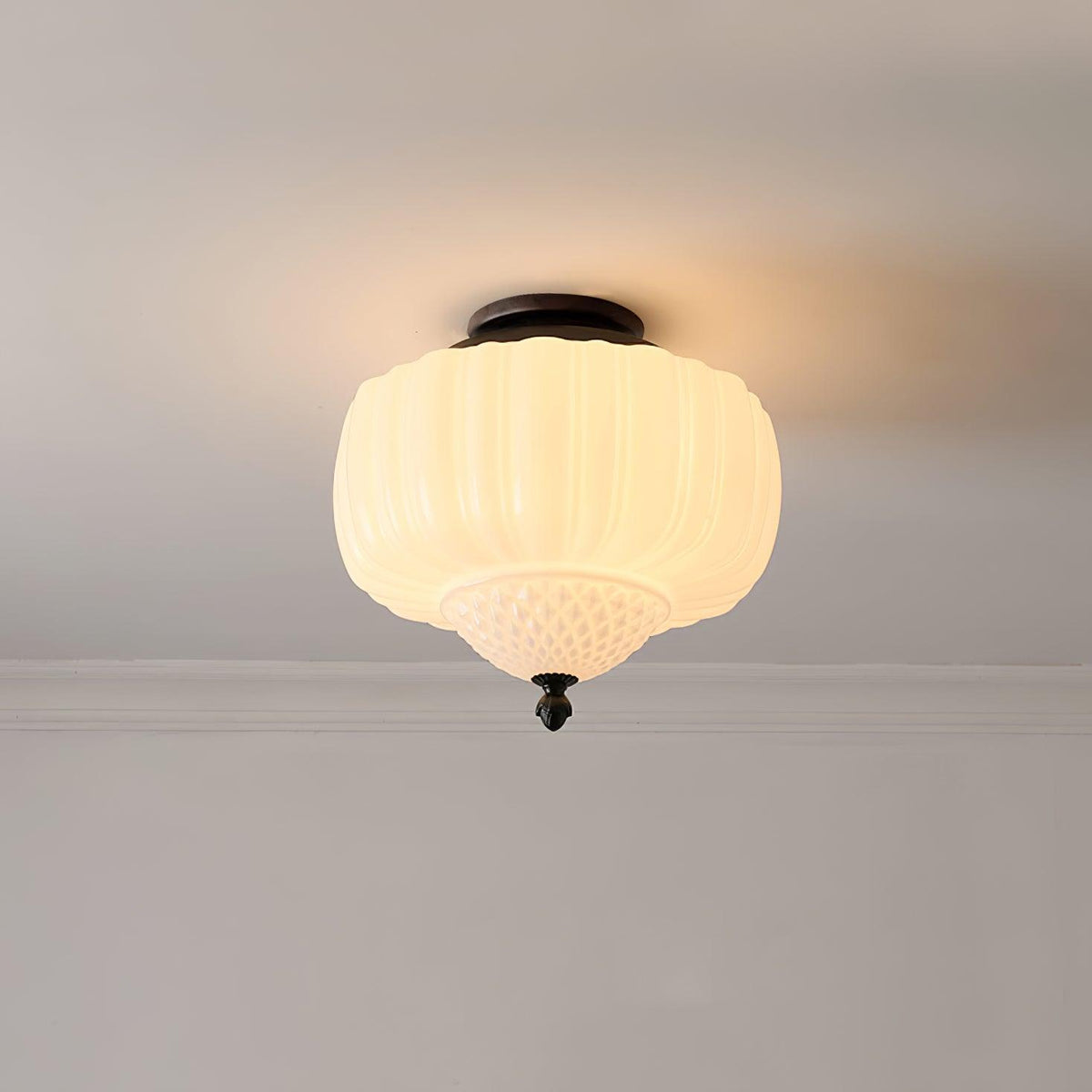 Aveny Deckenleuchte aus Opalglas mit geriffeltem Kuppelschirm im Vintage-Stil