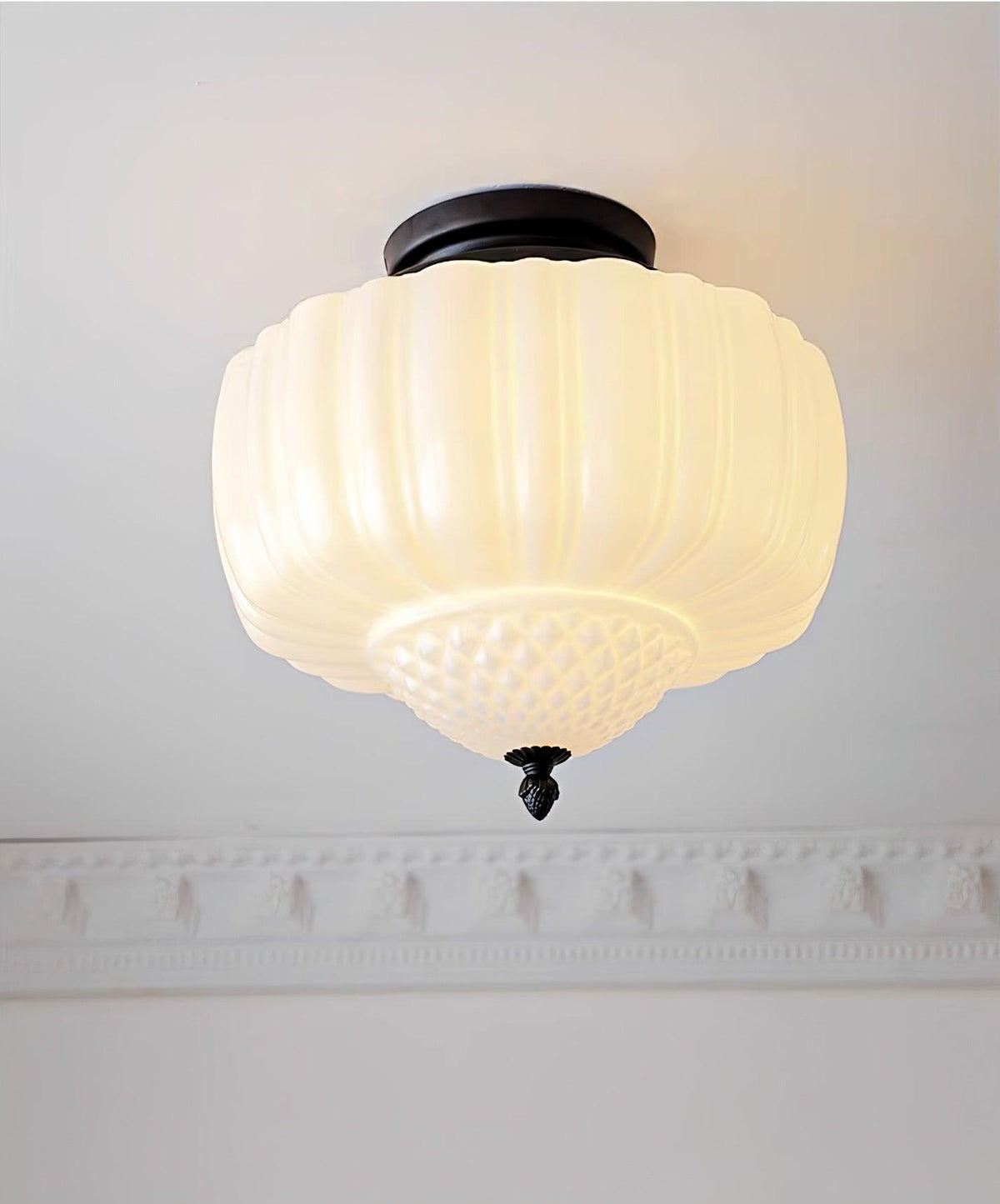 Aveny Deckenleuchte aus Opalglas mit geriffeltem Kuppelschirm im Vintage-Stil