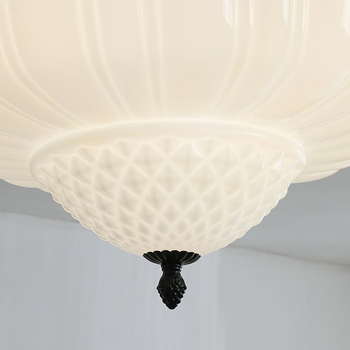 Aveny Deckenleuchte aus Opalglas mit geriffeltem Kuppelschirm im Vintage-Stil