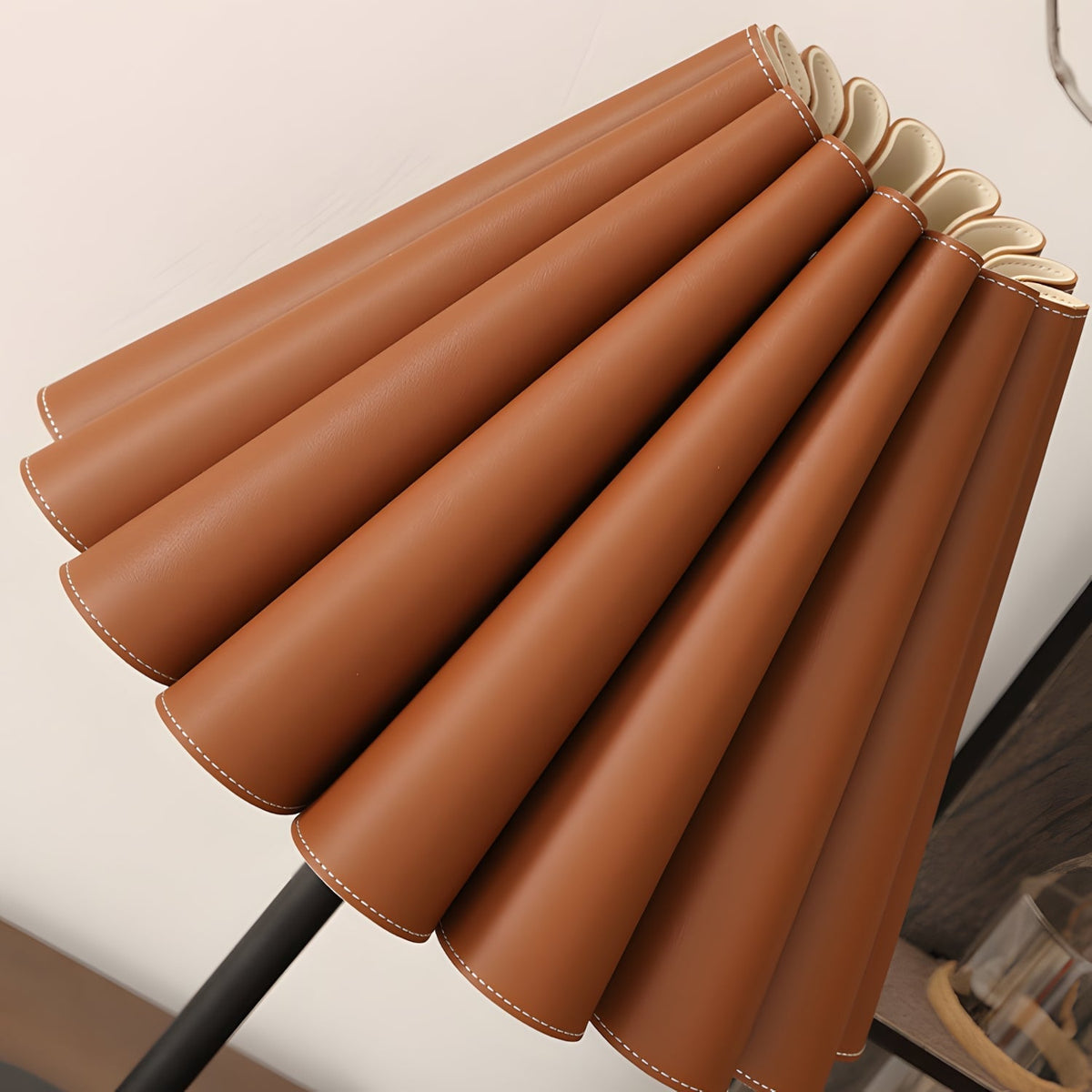 Laurel Pleat Tischleuchte