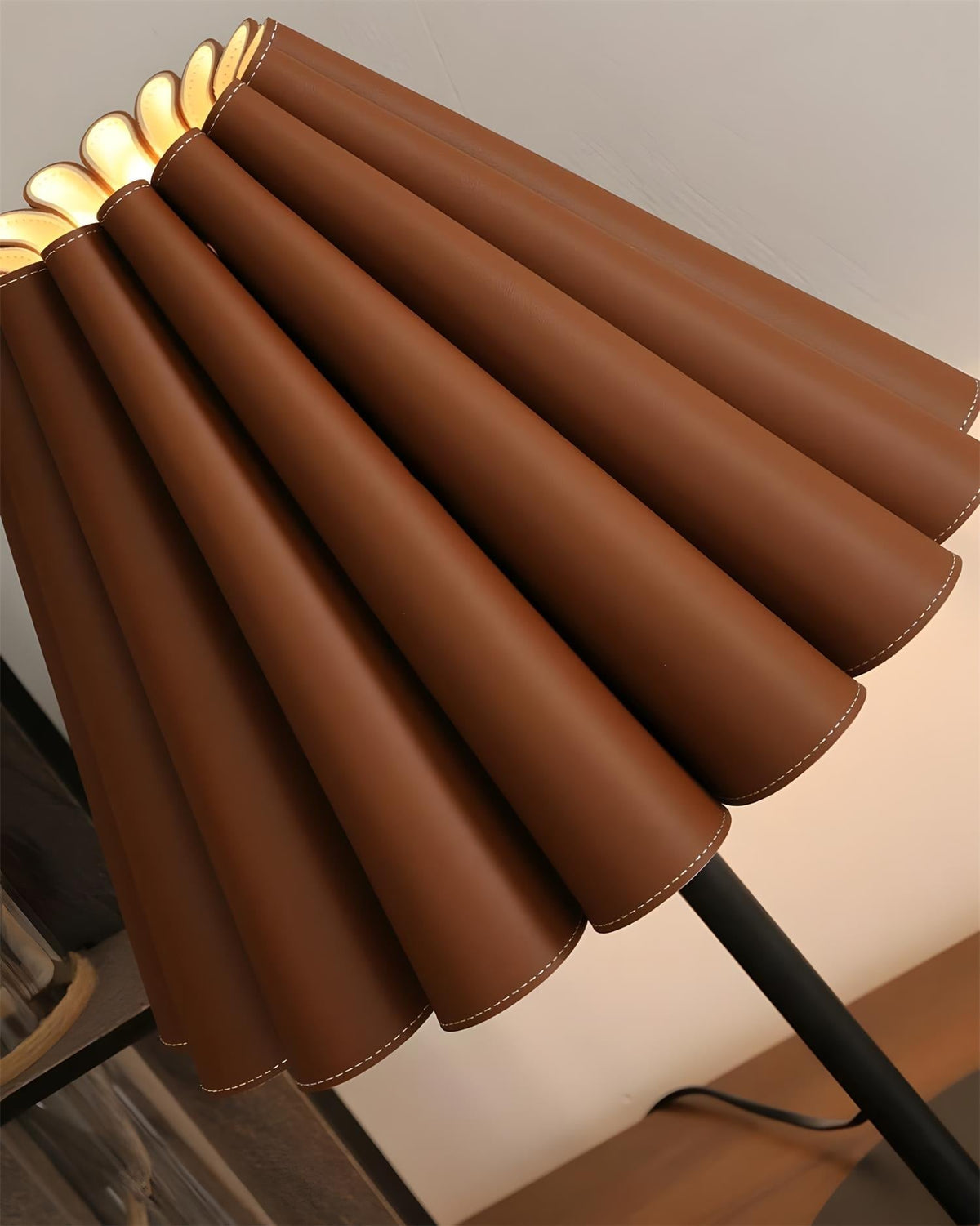 Laurel Pleat Tischleuchte