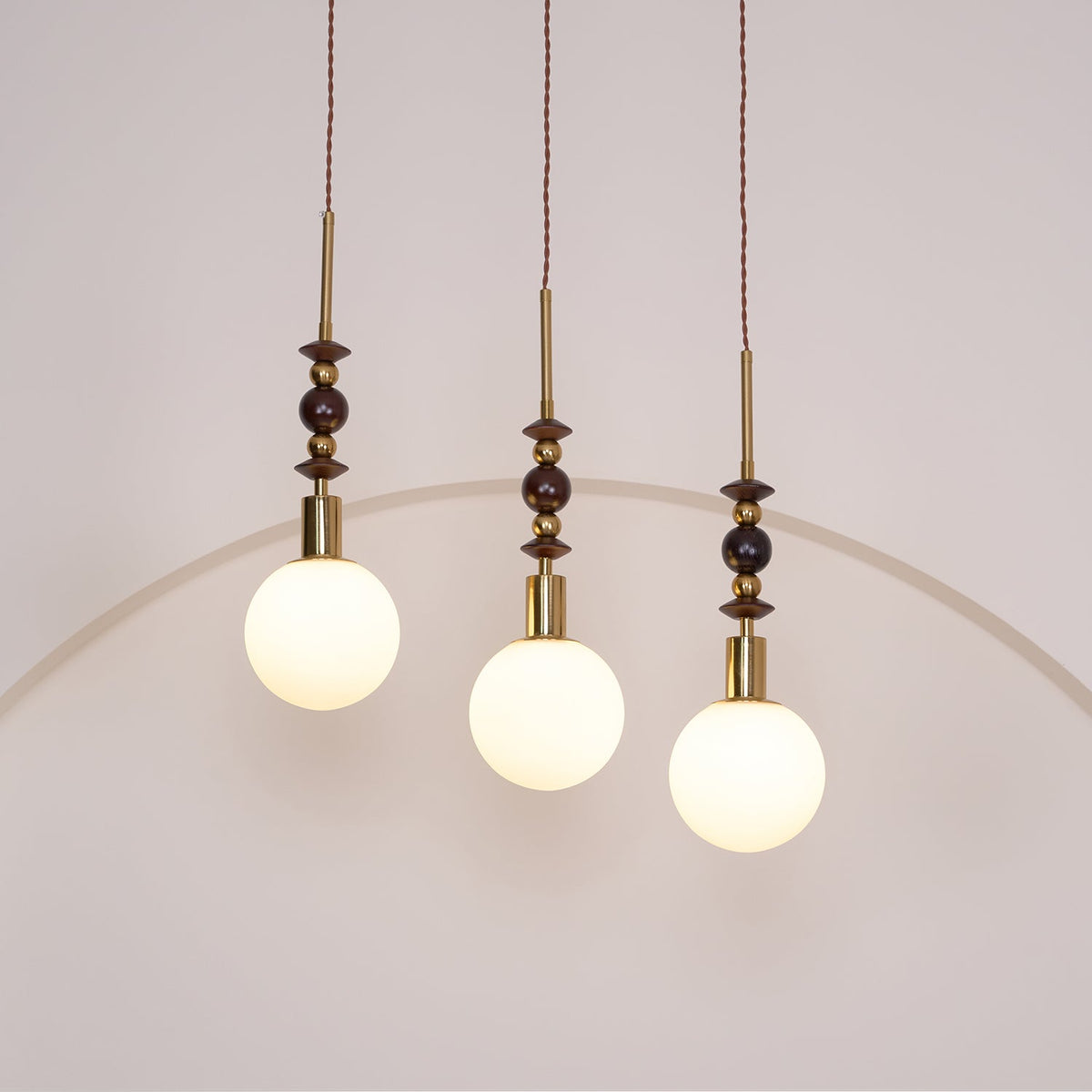 Norn Vintage-Globus-Pendelleuchte mit Holzperlen