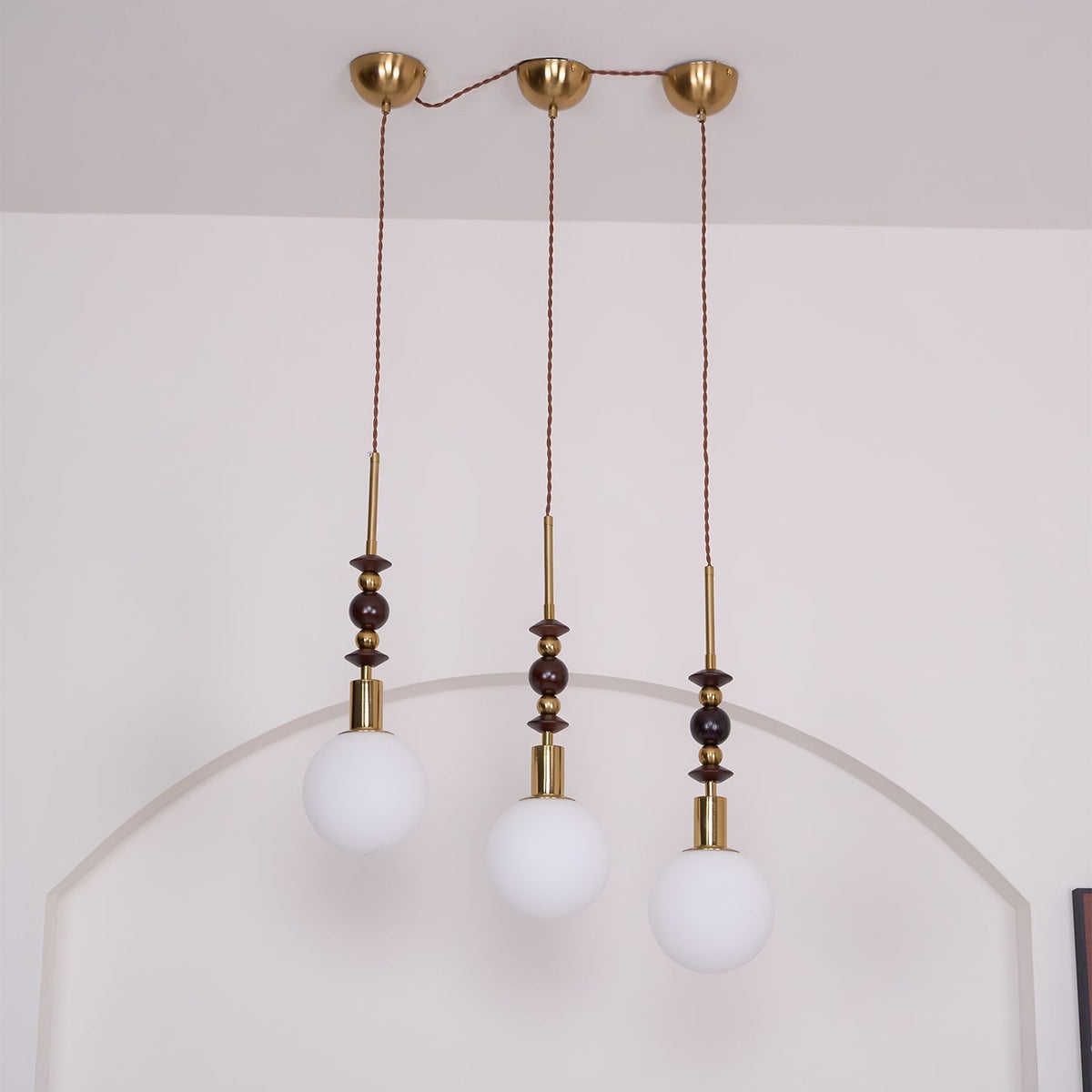 Norn Vintage-Globus-Pendelleuchte mit Holzperlen
