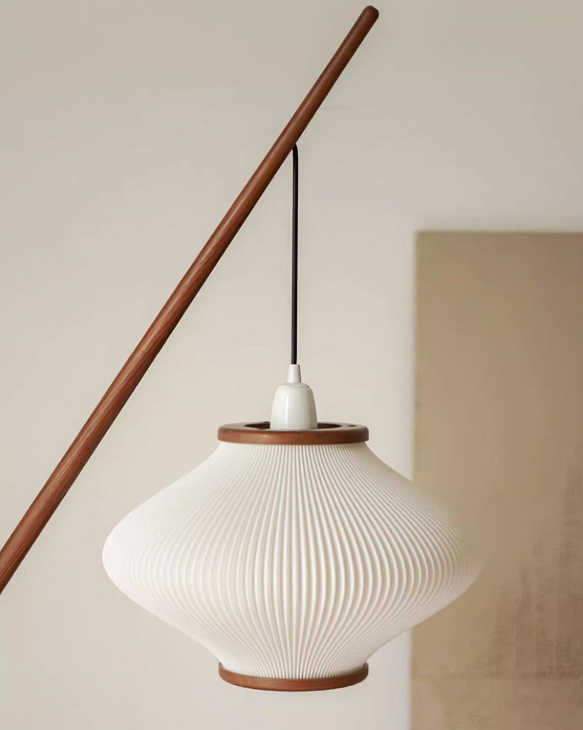 Ervenil Mid-Century-Stil Stehleuchte aus Holz und Glas
