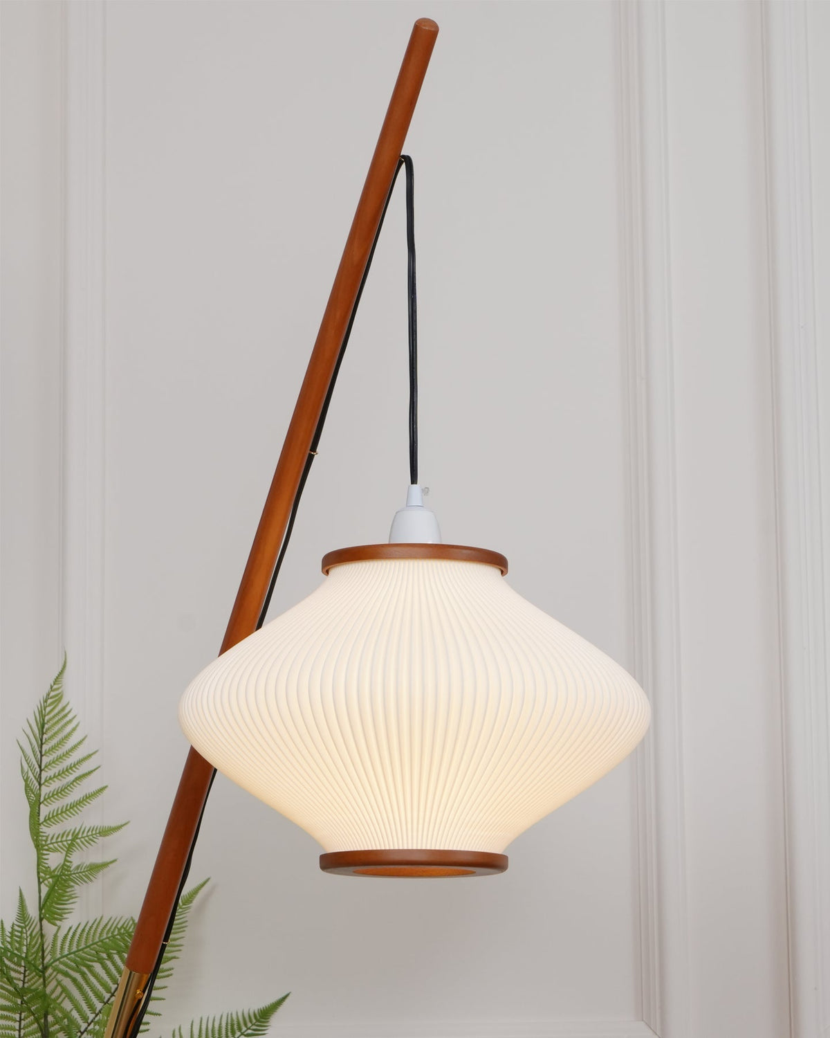 Ervenil Mid-Century-Stil Stehleuchte aus Holz und Glas