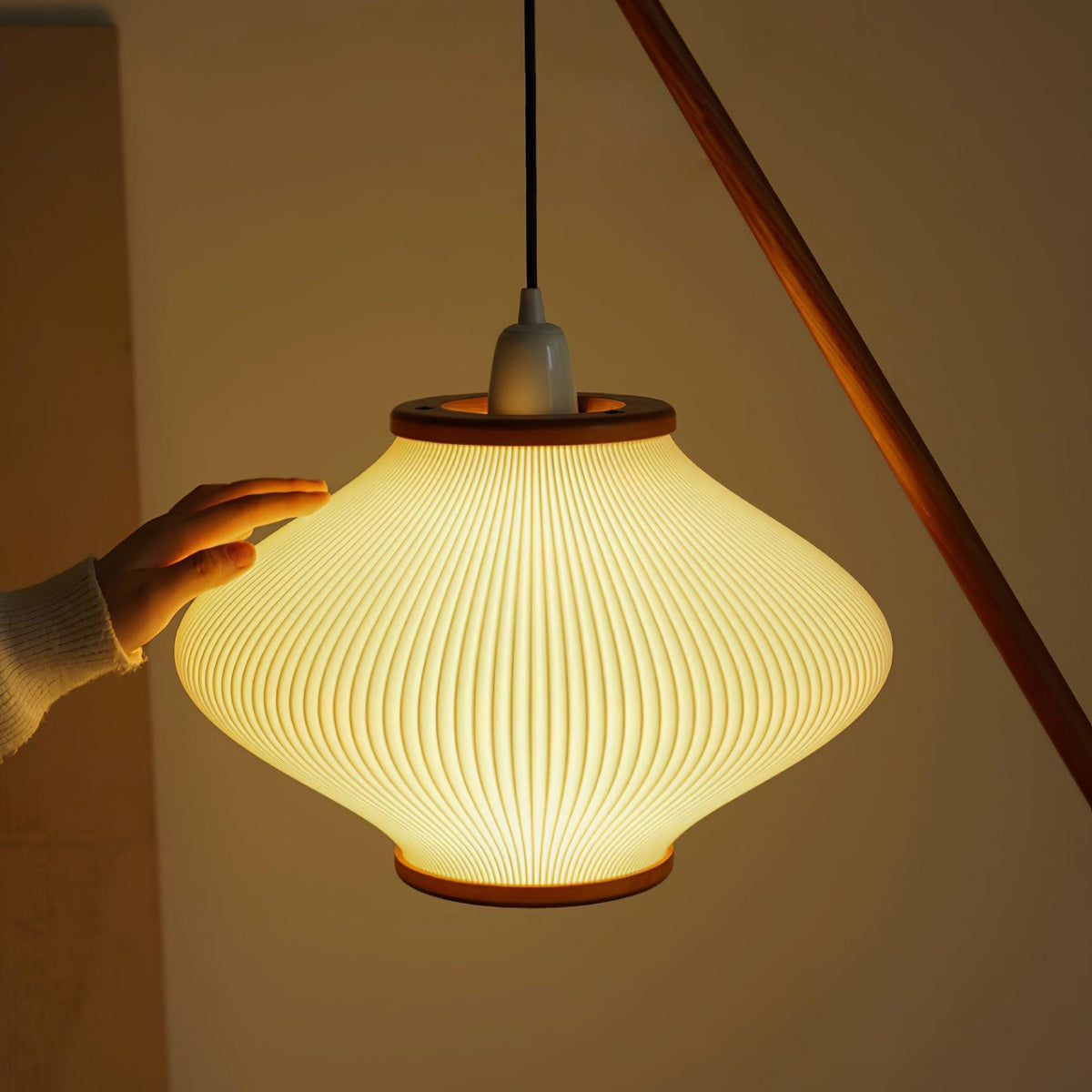 Ervenil Mid-Century-Stil Stehleuchte aus Holz und Glas