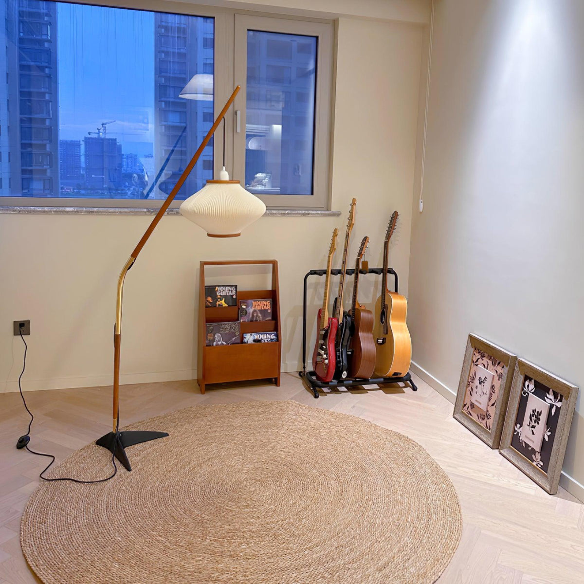 Ervenil Mid-Century-Stil Stehleuchte aus Holz und Glas