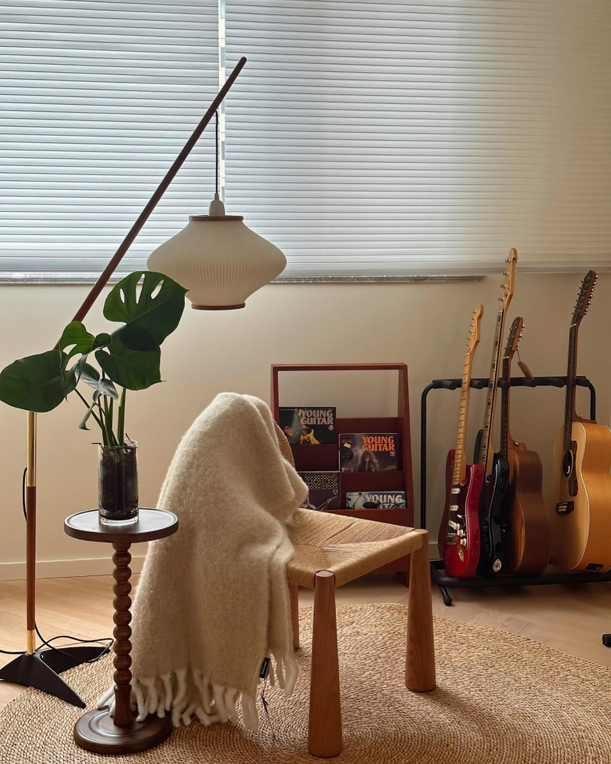 Ervenil Mid-Century-Stil Stehleuchte aus Holz und Glas