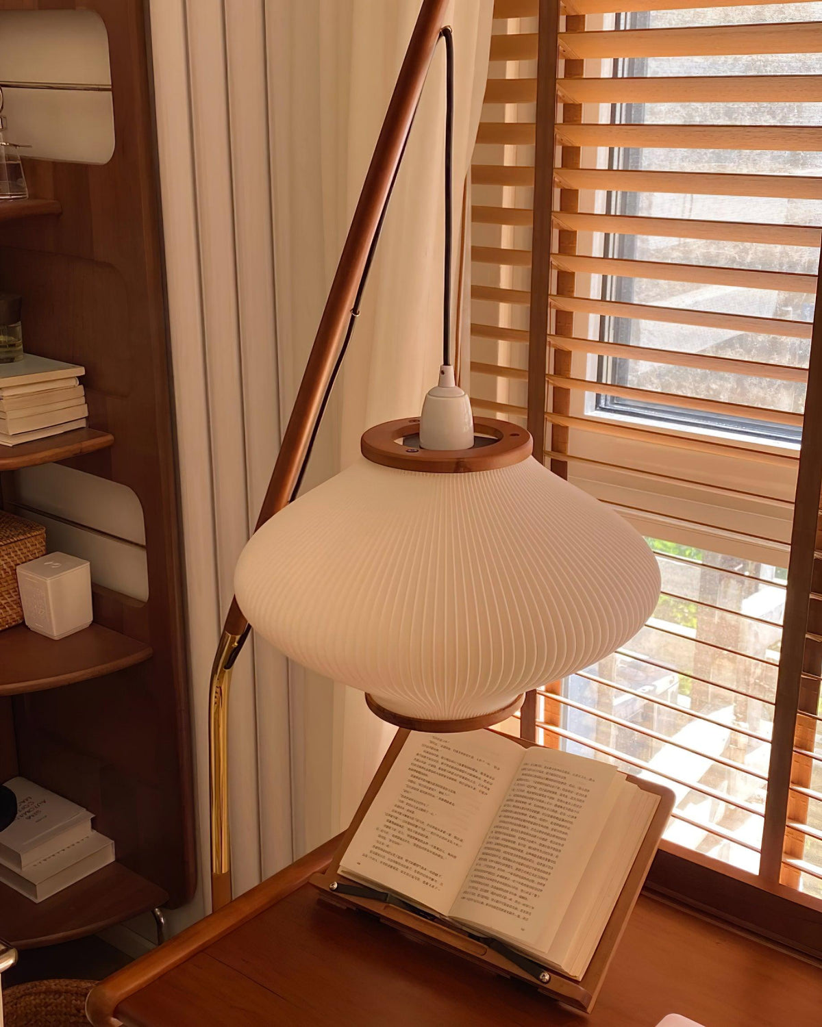 Ervenil Mid-Century-Stil Stehleuchte aus Holz und Glas