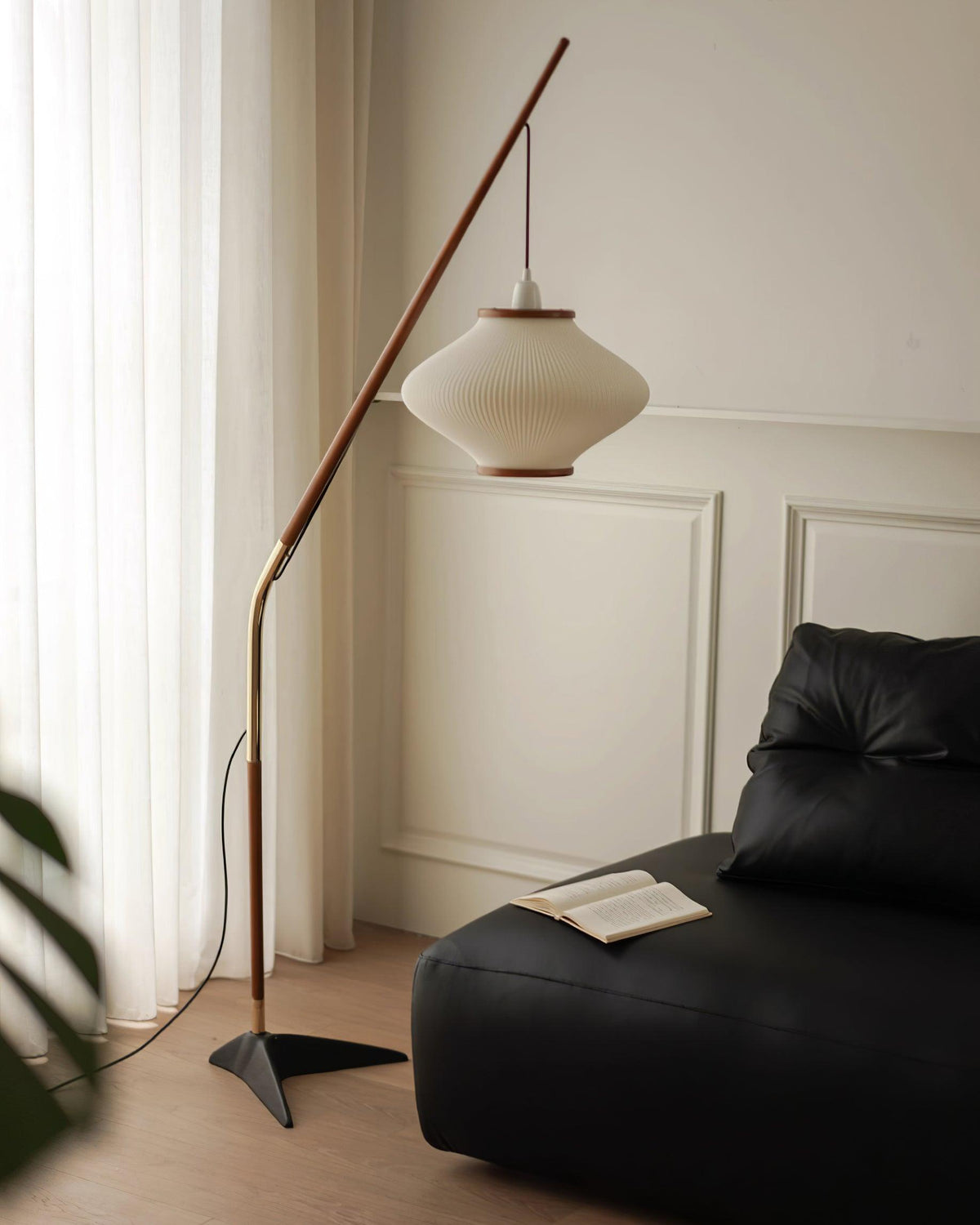Ervenil Mid-Century-Stil Stehleuchte aus Holz und Glas