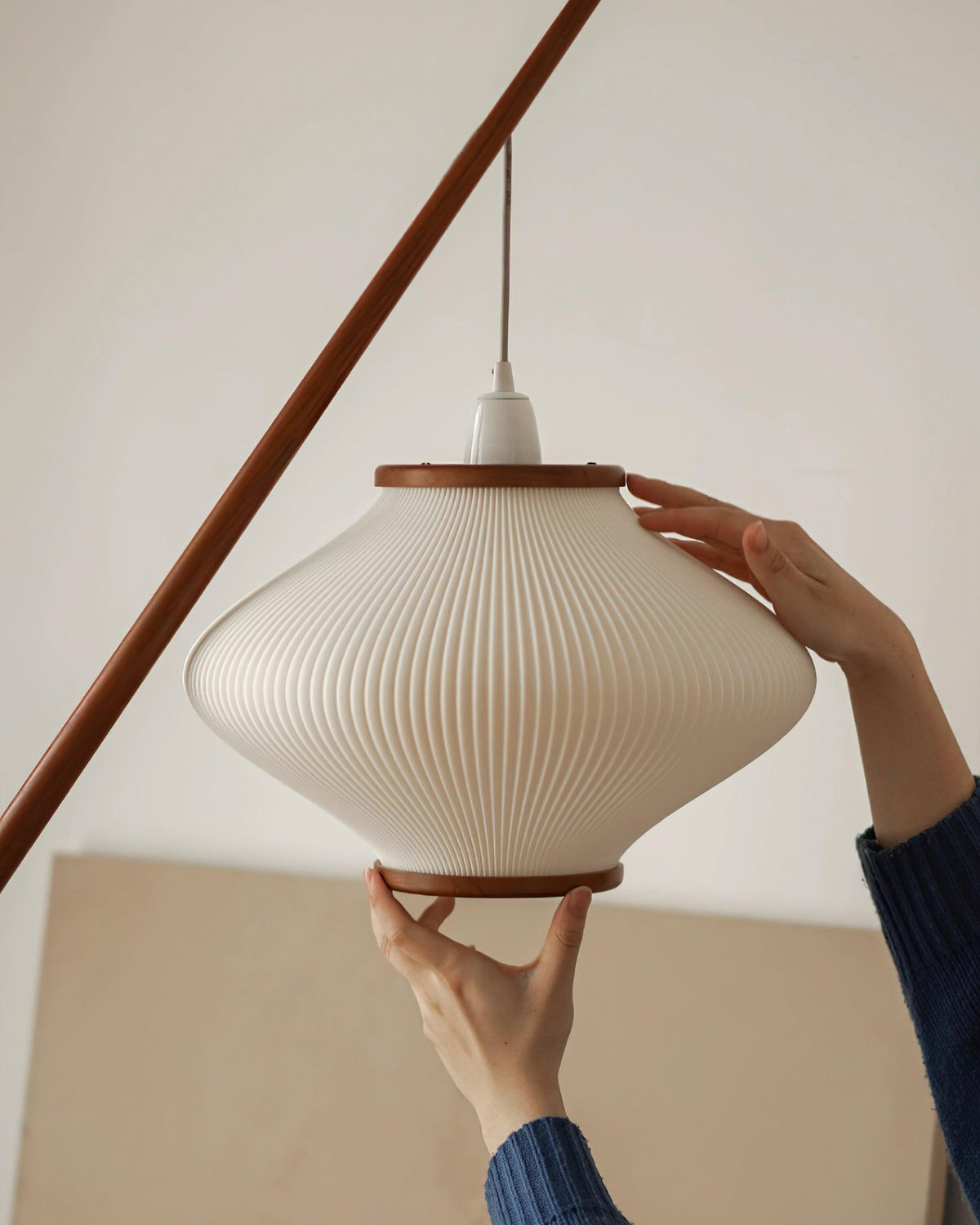 Ervenil Mid-Century-Stil Stehleuchte aus Holz und Glas