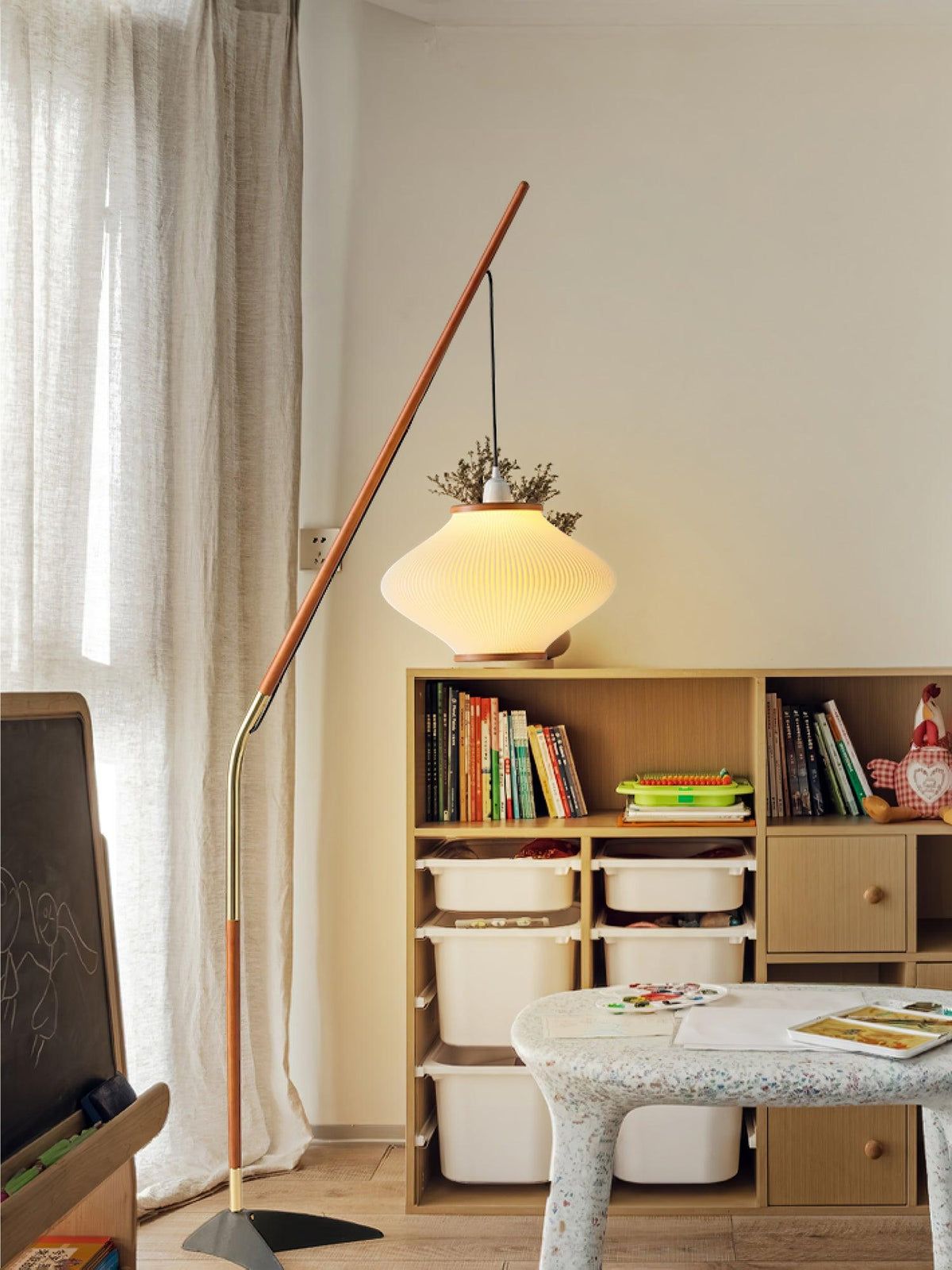 Ervenil Mid-Century-Stil Stehleuchte aus Holz und Glas