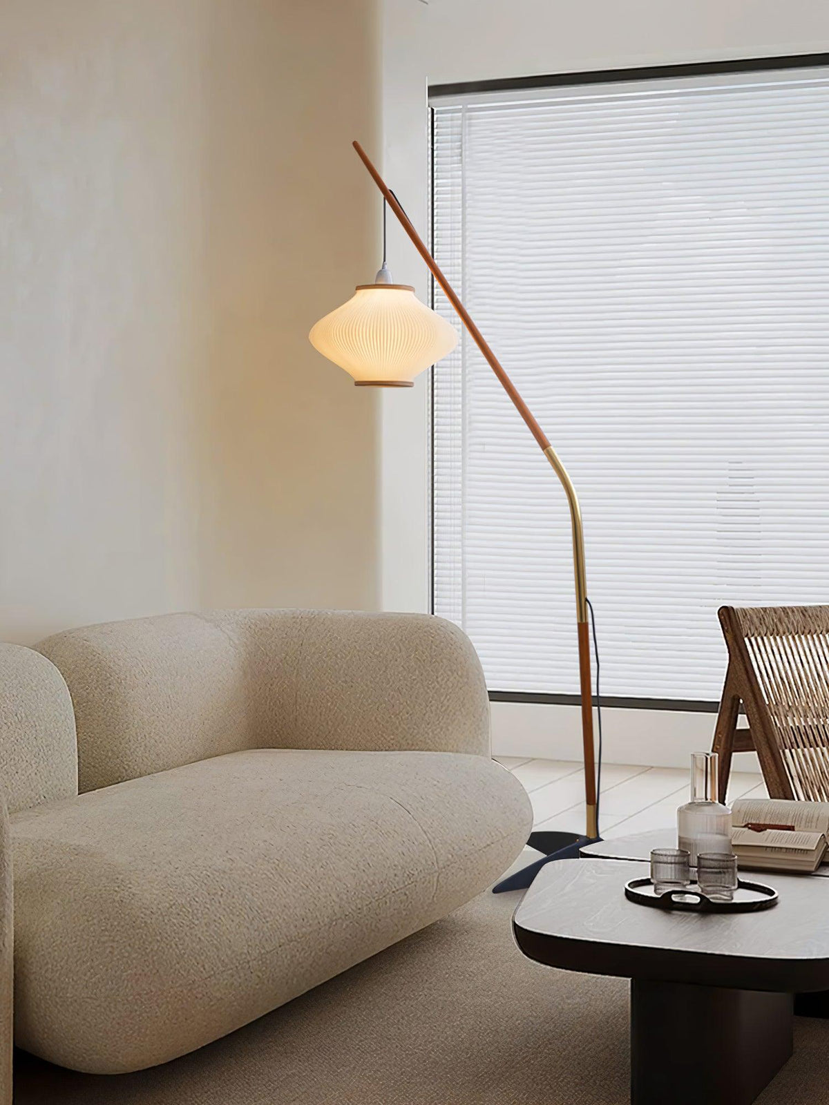 Ervenil Mid-Century-Stil Stehleuchte aus Holz und Glas
