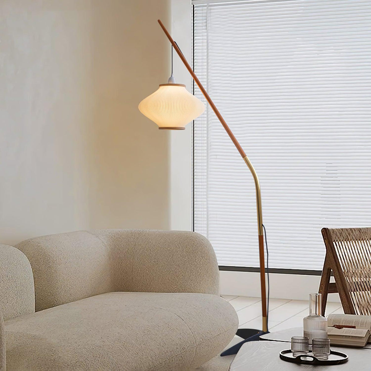 Ervenil Mid-Century-Stil Stehleuchte aus Holz und Glas