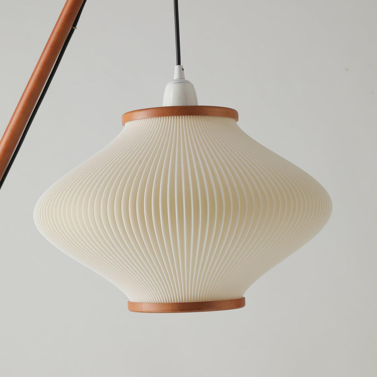 Ervenil Mid-Century-Stil Stehleuchte aus Holz und Glas